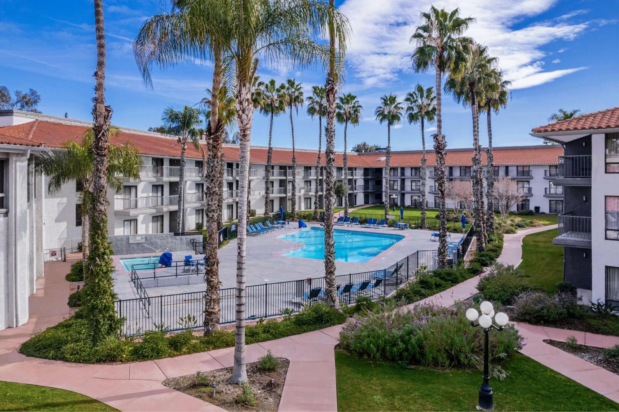 Hotel Doubletree By Hilton Bakersfield Exterior foto